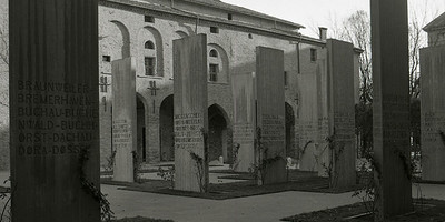 Carpi. Palazzo dei Pio. Museo Monumento al deportato politico e razziale. Esterni e interni: il Cortile delle stele, teche espositive e i graffiti su disegni di Renato Guttuso e Corrado Cagli - Foto Paolo Monti